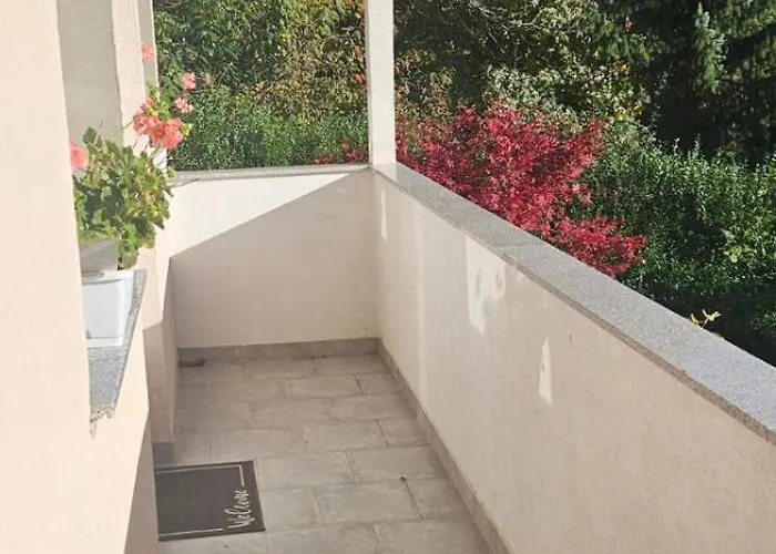 Apartman House With Scenic Potony